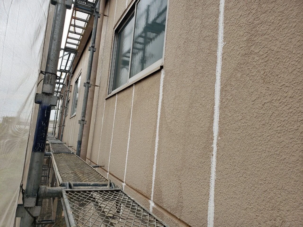 色あせた外壁。（コーキング済み）