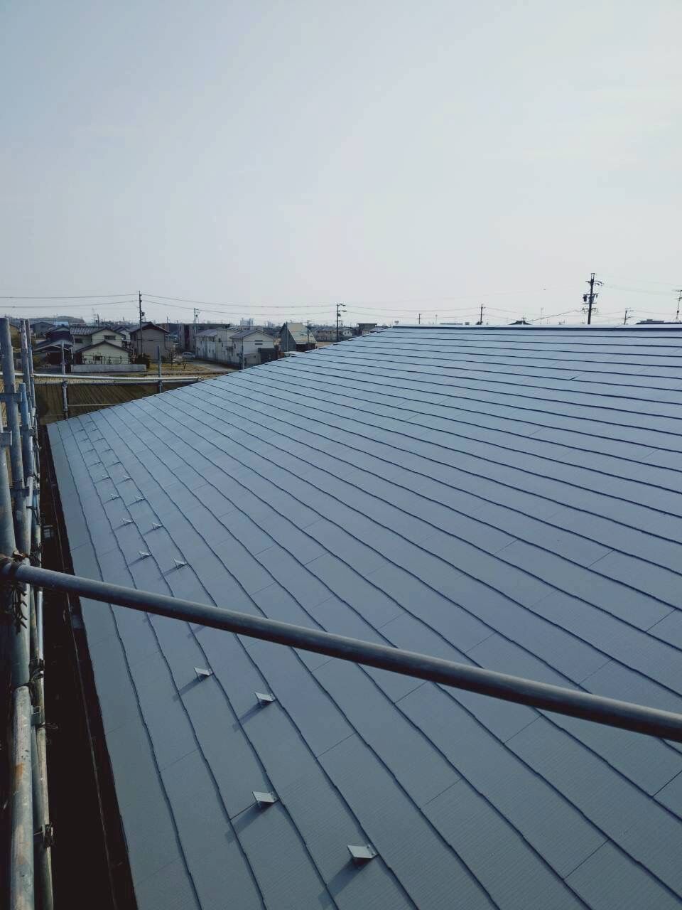 羽島市のアパートにて屋根塗装が完了したストレート屋根。シリコン塗料による塗り替えでむらなく美しく仕上がった施工後状態
