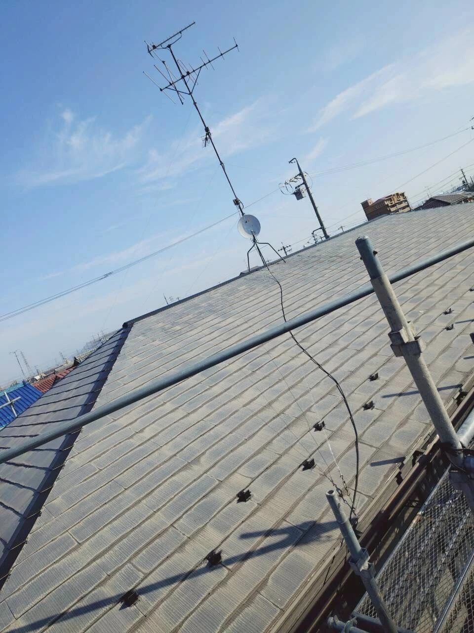 羽島市のアパートにおける屋根塗装のストレートの状態。経年劣化による色あせと汚れが見られる施工前の様子