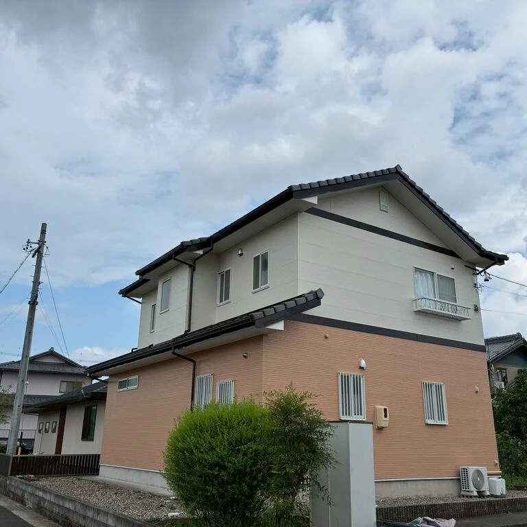 黒を少し外壁に加えたことで締まった雰囲気に。