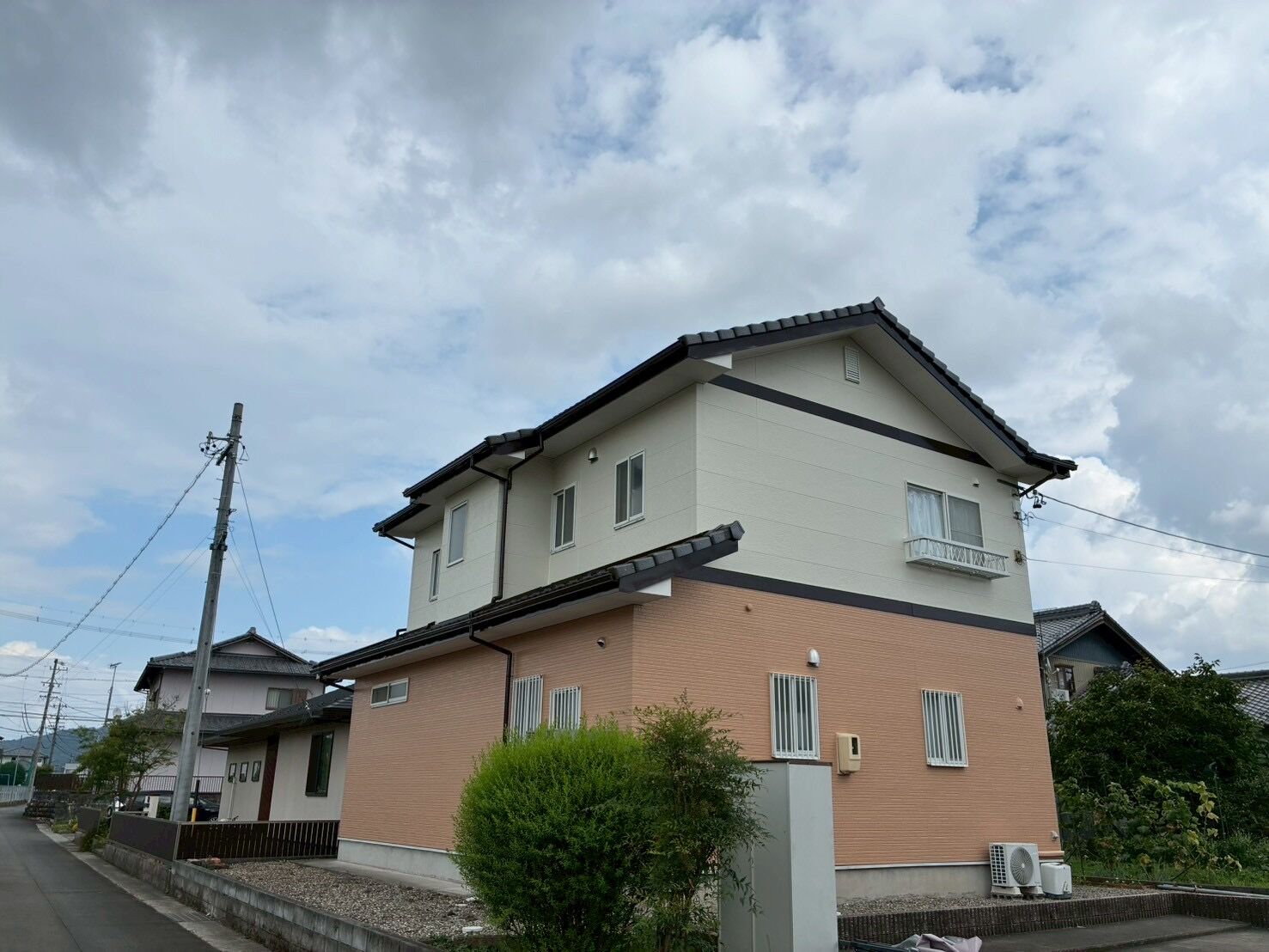 黒を少し外壁に加えたことで締まった雰囲気に。